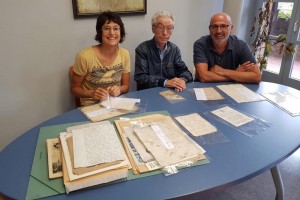 Mireia Vila, Antoni Lari i Xavier Codina amb la documentació històrica lliurada | Fotografia: Ajuntament de Santpedor.