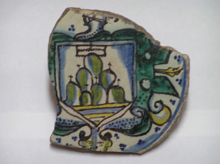 Fragment de ceràmica policroma amb l’escut de Montserrat, S.XVI (Josep Batlle)