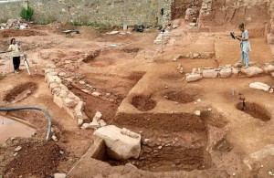 Diferents tombes excavades al terra i s'intueix, a l'esquerra, el mur romà.